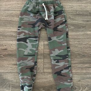 Childhoods Clothing camo pants size 6/7